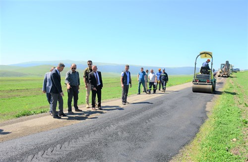 Valimiz Hüseyin Öner, Özel İdare’nin Asfalt Üretim Tesisini ve köy yollarındaki asfalt yama çalışmalarını denetledi (07.06.2022)